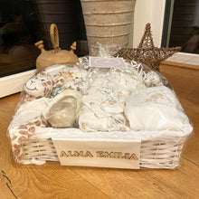 Lade das Bild in den Galerie-Viewer, Premium Deluxe Neugeborenen-Geschenkset Schäfchen mit Name des Babys