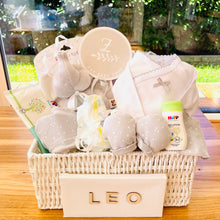 Görseli Galeri görüntüleyiciye yükleyin, Baby Gift Grei White Leo delivery Austria Zay baby shop