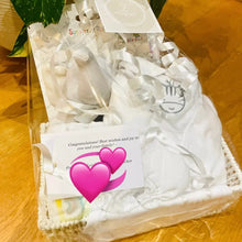 Lade das Bild in den Galerie-Viewer, Geschenkkorb Baby Elephant Geschenksets für Babys