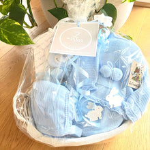 Lade das Bild in den Galerie-Viewer, Baby Geschenkkorb blau Junge ZAY BABY SHOP