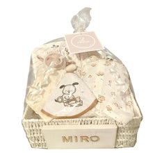 Görseli Galeri görüntüleyiciye yükleyin, Personalisiertes Babygeschenk in Beige mit Namen Miro

